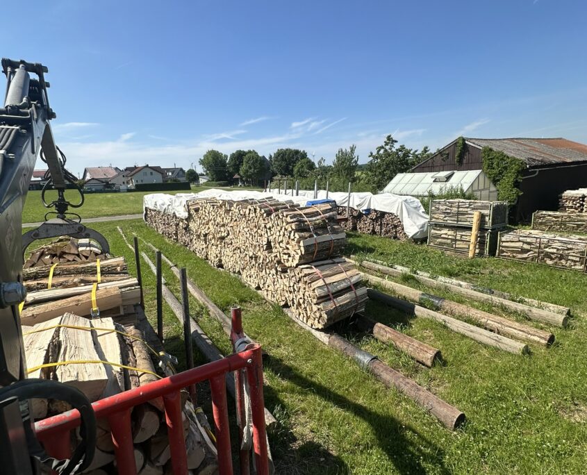 In Raummeter gebündeltes Brennholz